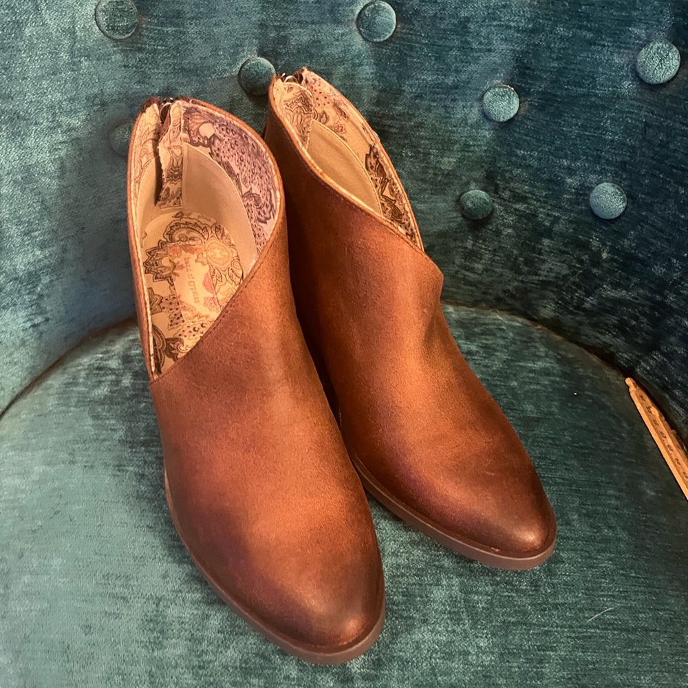 Band of Gypsies Brown Cut Out Ankle Boots 7.5